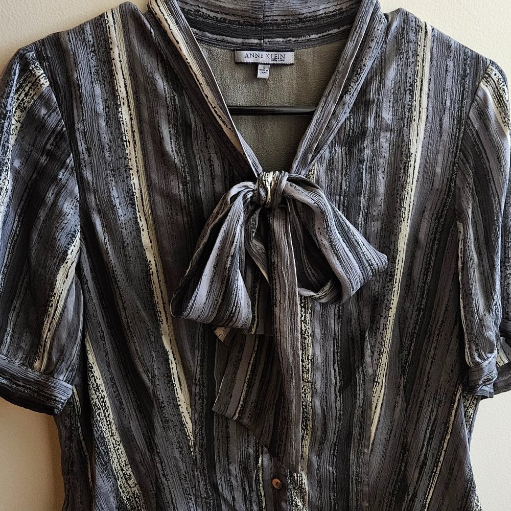 L Beautiful Semi-Sheer Gray Striped 100% Silk Anne Klein Short Sleeve Top